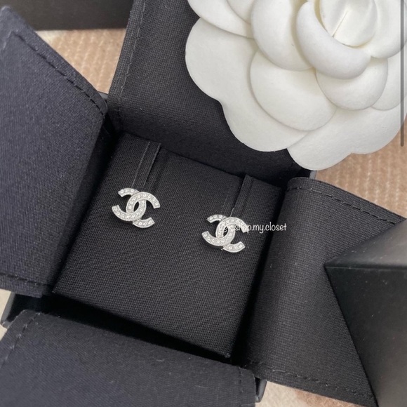 ❌SOLD❌ BNWT Chanel cc logo earrings - Picture 1 of 1